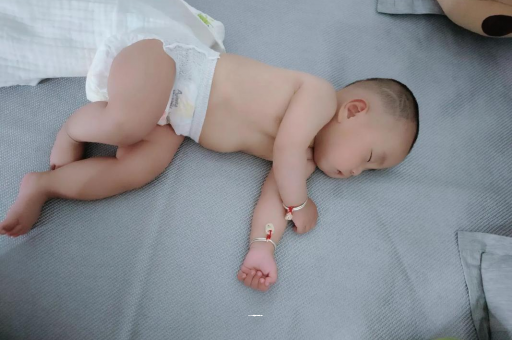 白银几个月宝宝会抬头